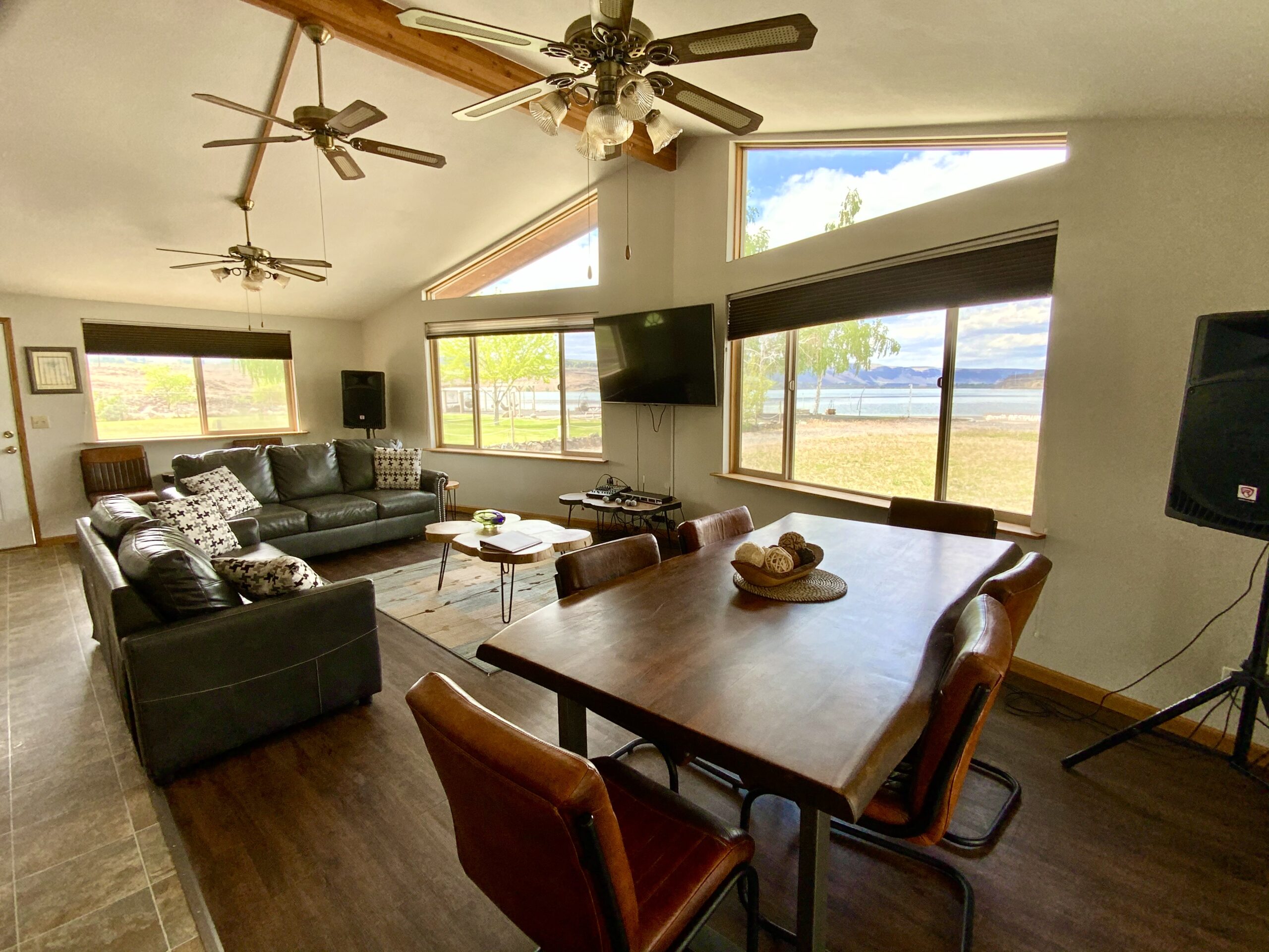 Beach House living room with dining table and lake views at Soap Lake Resort