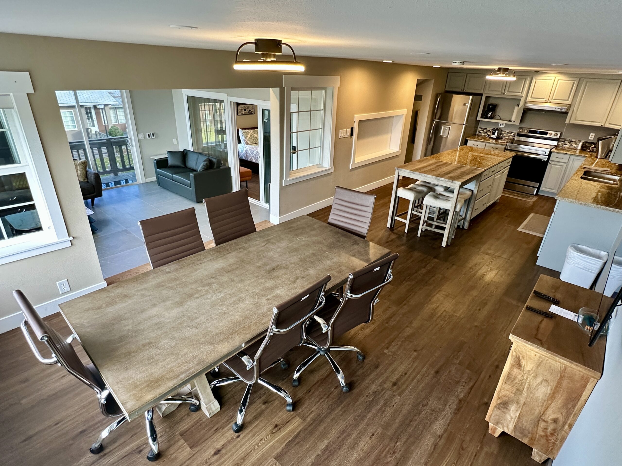 Conference table and workspace area in Suite 32 at Soap Lake Resort